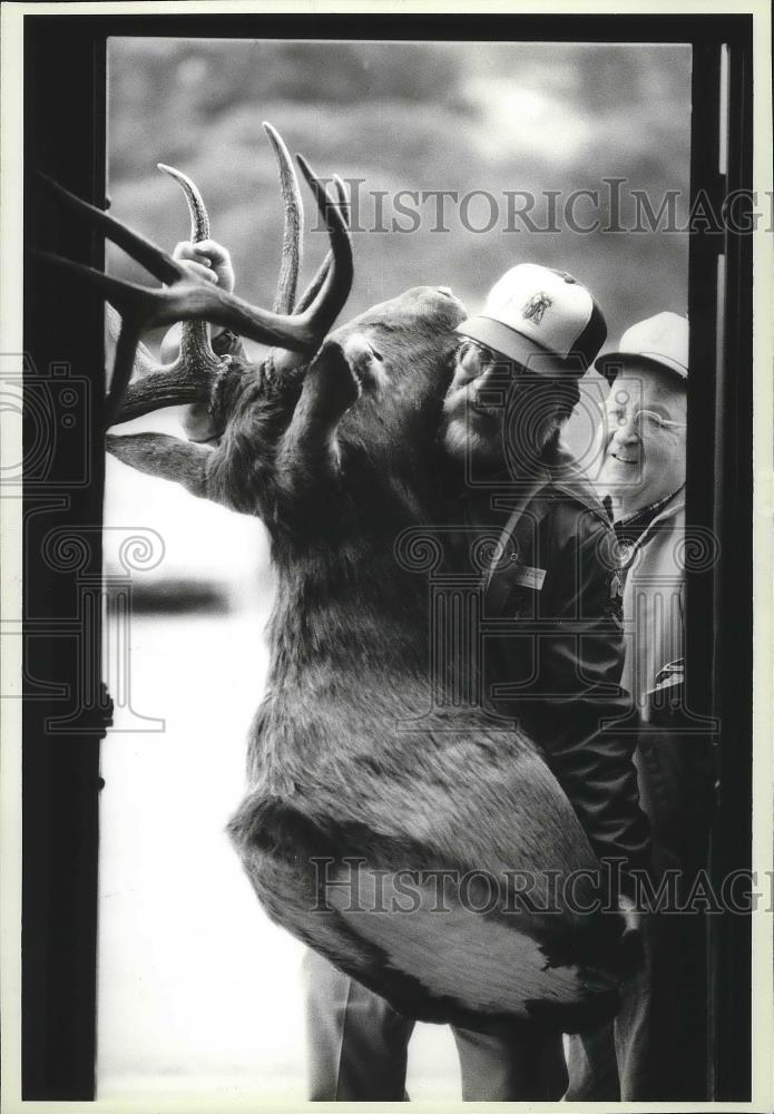 1989 Press Photo Men with Big Horn Sports &amp; Recreation Shown&#39;s huge trophy - Historic Images