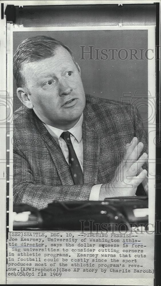 1969 Press Photo Joe Kearney, University of Washington Athletic director - Historic Images