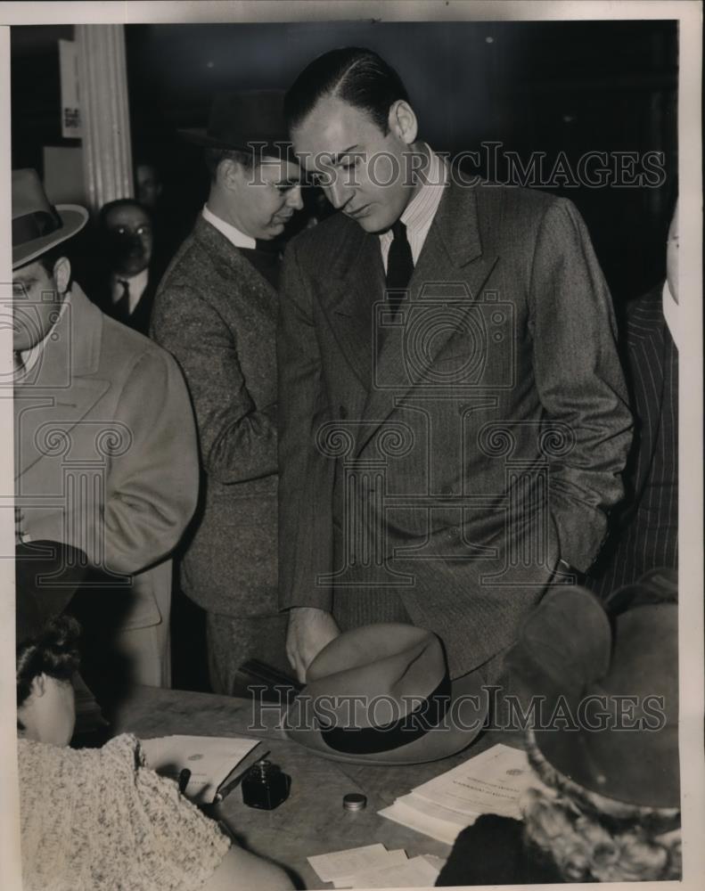 1940 Press Photo New York Winthrop Rockefeller Registers for US Draft NYC - Historic Images