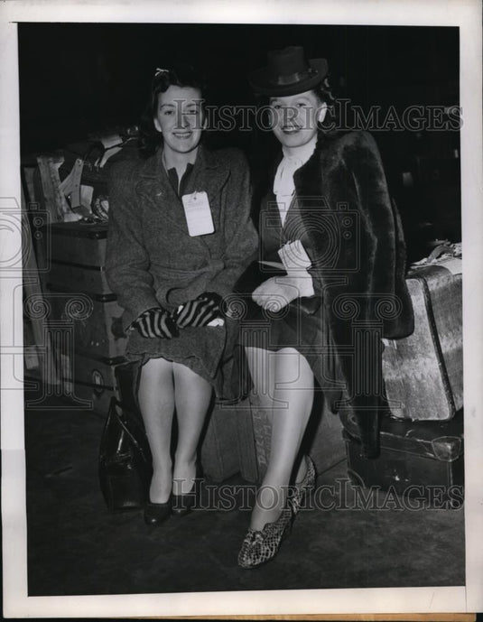 1946 Press Photo New York Two St.Paul G.I's Brides aboard the Queen Mary NYC - Historic Images