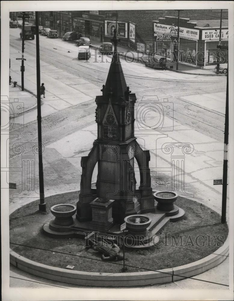 1947 Press Photo New York Bronze Statue of Christopher Columbus in Rome Fall - Historic Images