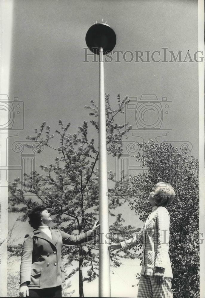 1968 Press Photo Soldiers&#39; wives look at Flame of Hope at the Spokane Coliseum - Historic Images