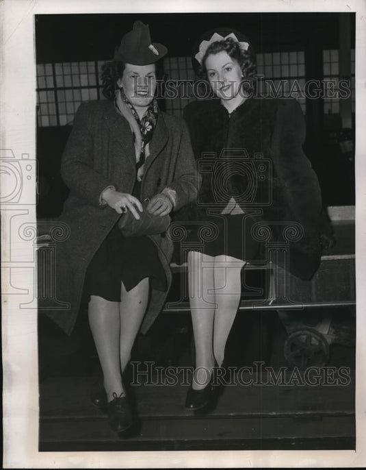 1946 Press Photo New York Mrs. Barbara Provan  & Mrs. Phyliss Tomasik NYC - Historic Images