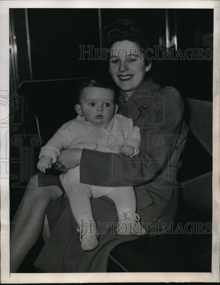 1946 Press Photo New York Mrs. Betty Griffin &amp; Samuel aboard Queen Mary NYC - Historic Images