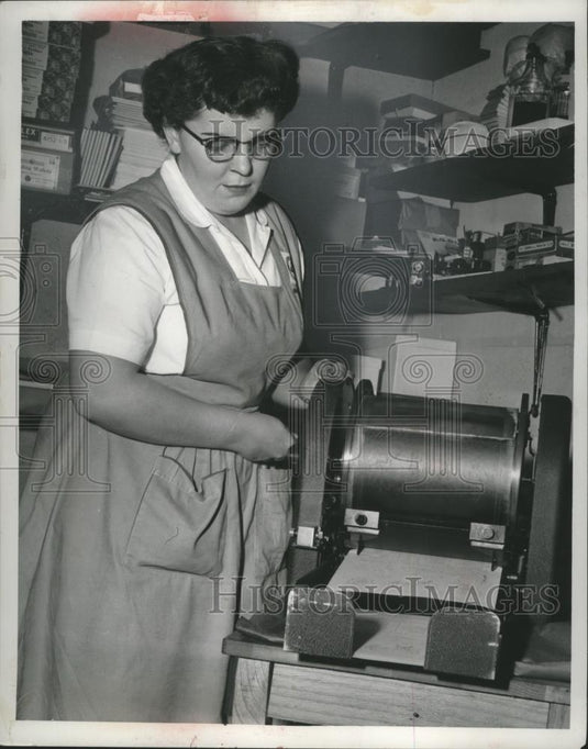1953 Press Photo Mrs. Gordon Tempwin of Lincoln Ave. - neo08602 - Historic Images