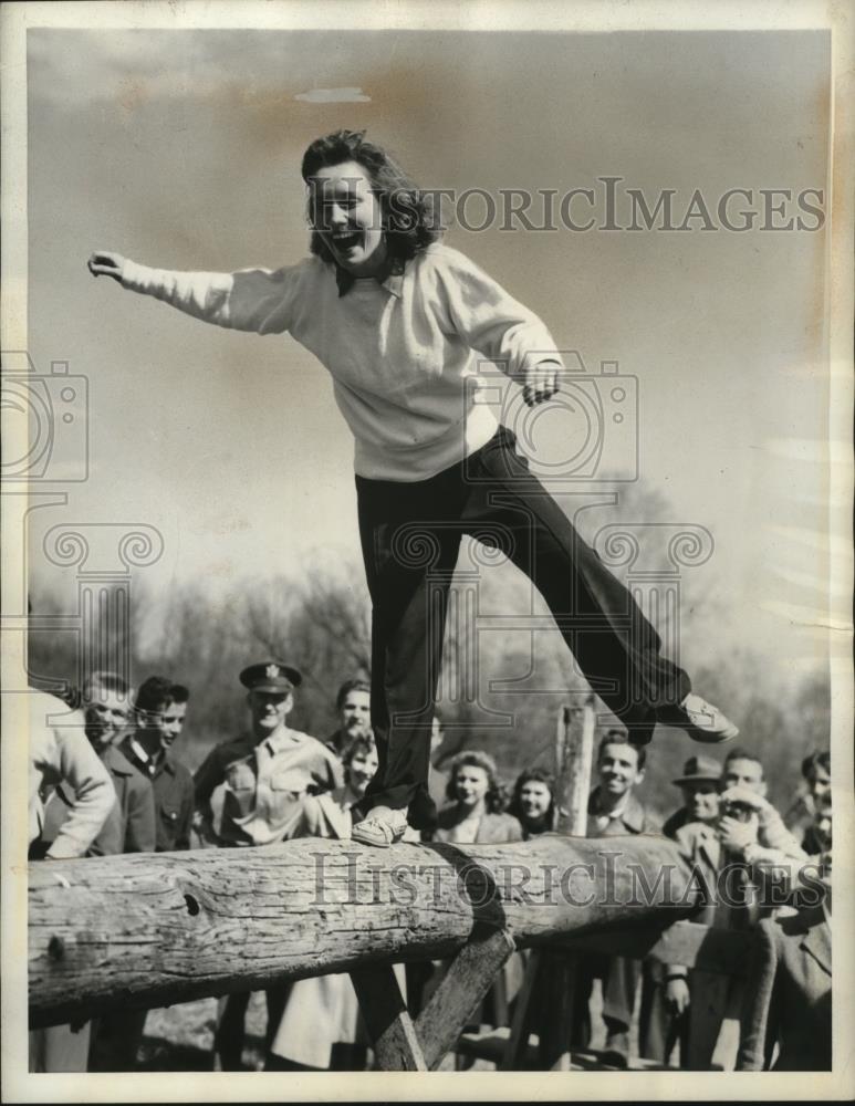 1942 Press Photo Rosaleen Pifer of Kappa Beta ROTC Competition Doing Log Walk - Historic Images