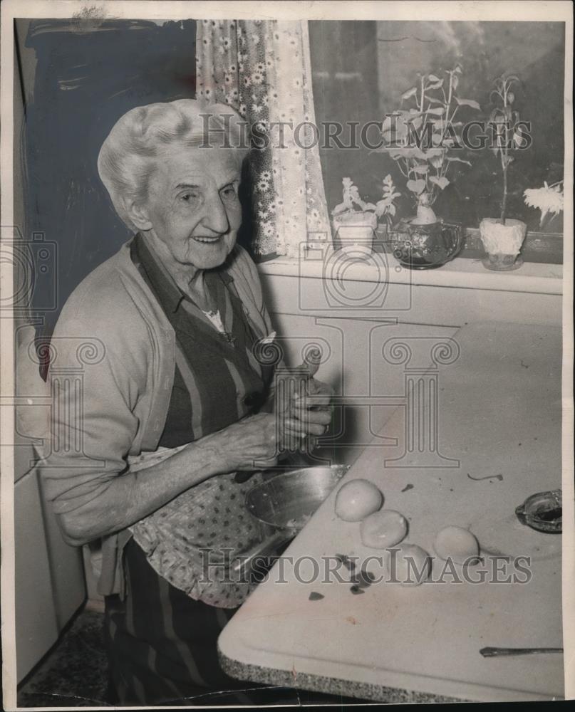 1954 Press Photo Lydia Gauss, 95 Years Old of Fairview Park, Ohio - neo08881 - Historic Images