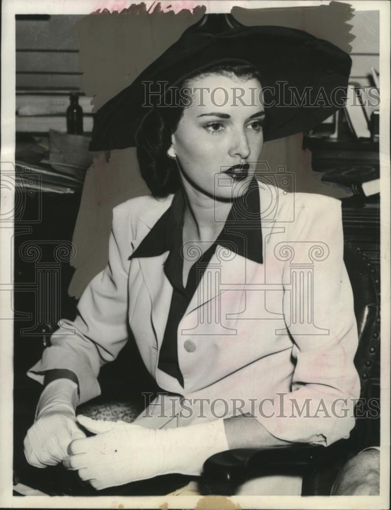 1941 Press Photo Nedra Evans in Court to Regain Maiden Name from Husband William - Historic Images