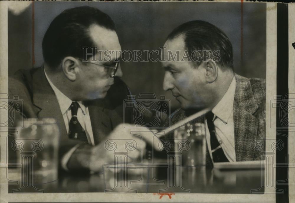 1957 Press Photo Nate Eusman confers with his attorney John Bonner at testimony - Historic Images