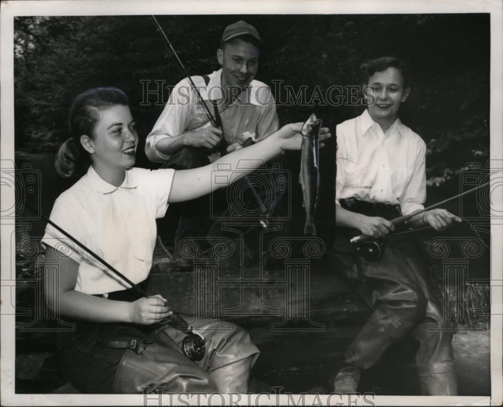 1953 Press Photo Penn State coeds take a trout fishing course - neo09853 - Historic Images