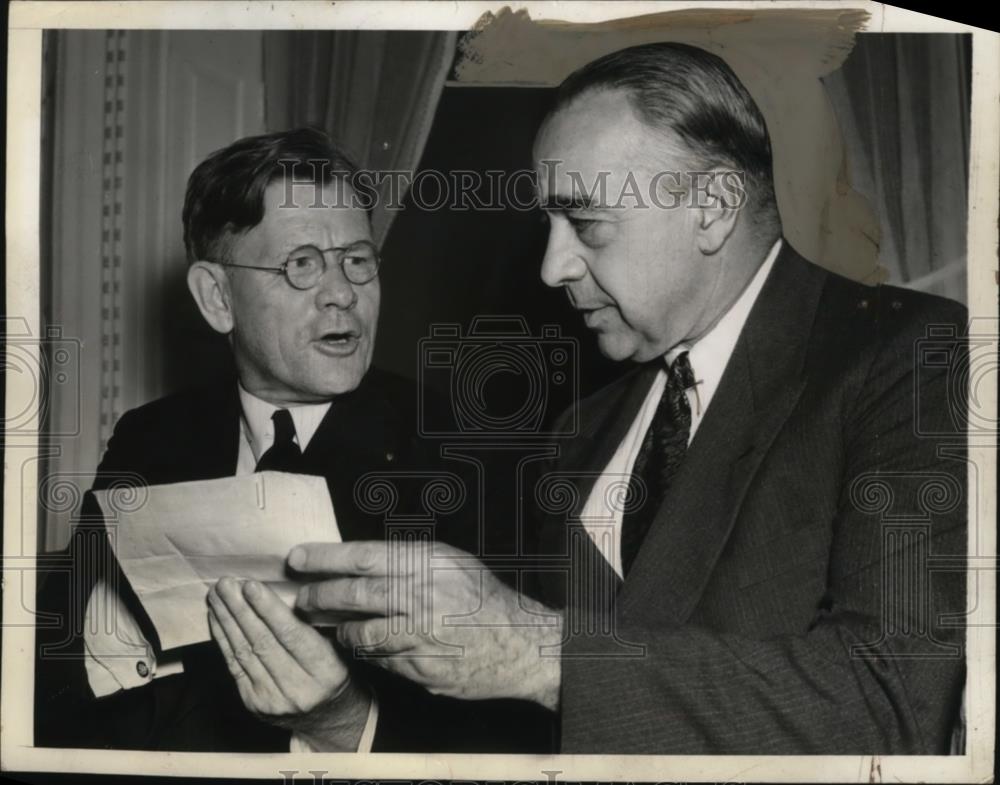 1940 Press Photo Gov. Arthur H. James confers with Joseph N. Pew Jr. in PA - Historic Images