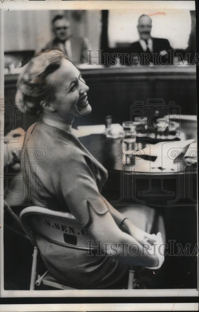 1958 Press Photo Barbara Bates Gunderson appearing before Senate Civil Service - Historic Images