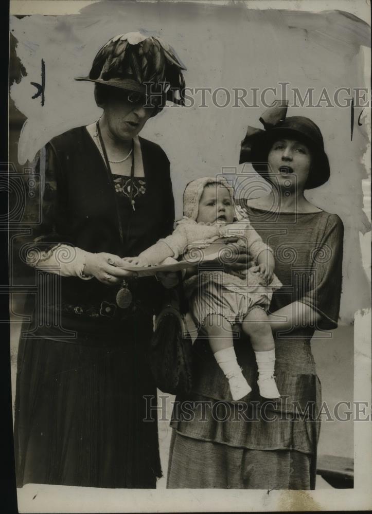 1924 Press Photo Grainger Kerr Judging Mom In Lullaby Contest, Mothercraft Comp. - Historic Images