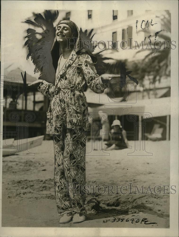 1923 Press Photo man wears King Tut inspired pajamas at Italian Riviera beach - Historic Images
