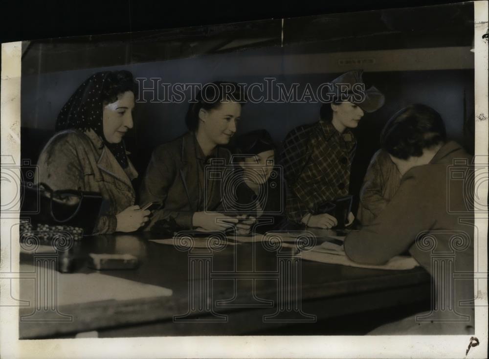 1941 Press Photo British Women Registering for Service at London Labor Exchange - Historic Images