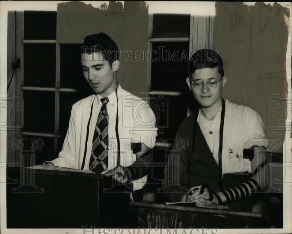 1949 Press Photo Chaim Stein (16) and Solomon Goldraber of 706 E 105 Cleveland - Historic Images