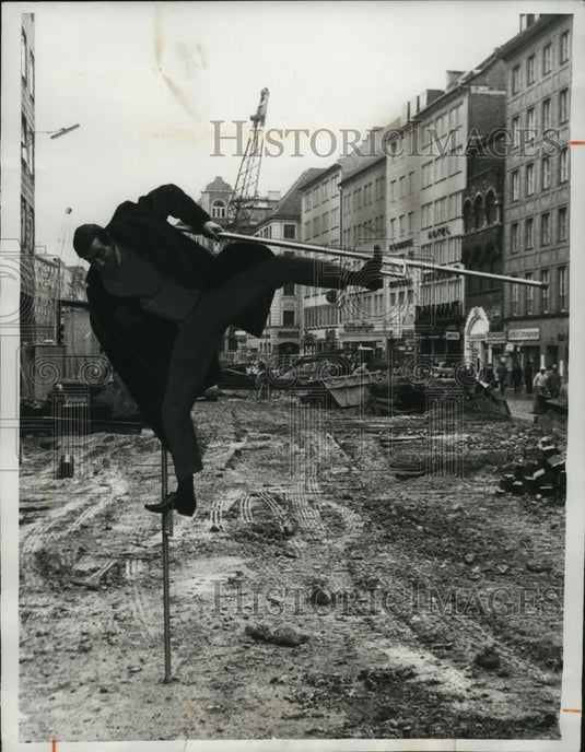 1969 Press Photo Gustav Henry Skold, Swedish Acrobat on Stilts, Munich, Germany - Historic Images