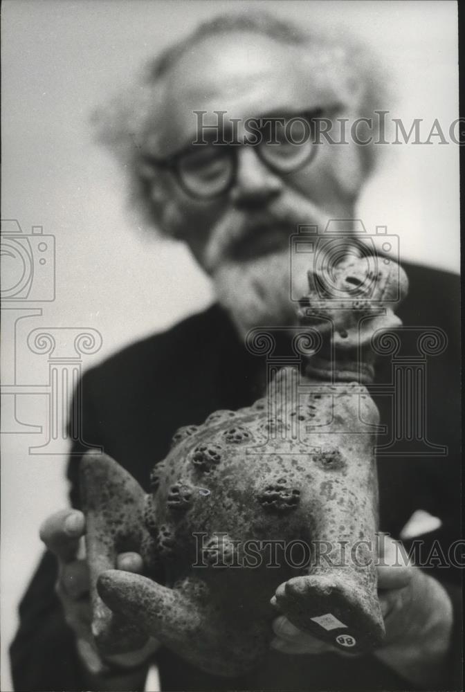 1966 Press Photo Dr Weisman Holds Pre-Columbian Statue Which Illustrates Skin Dz - Historic Images