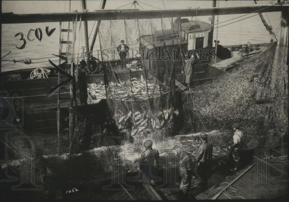1923 Press Photo Fishing Boat Unloading Nets - neo12019 - Historic Images