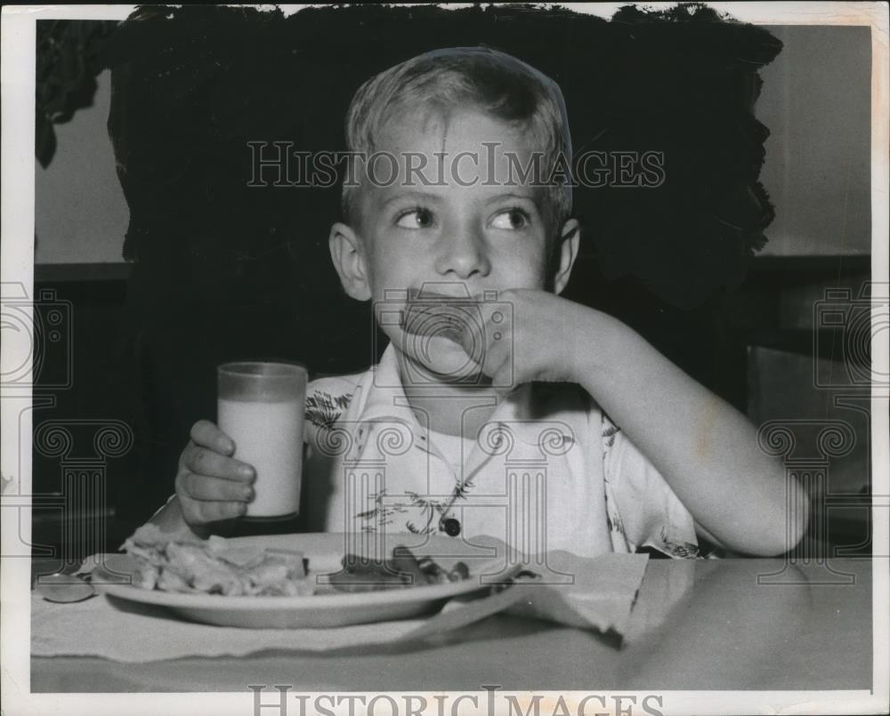 1957 Press Photo Ray King at West Side Community House Nursery School, Cleveland - Historic Images