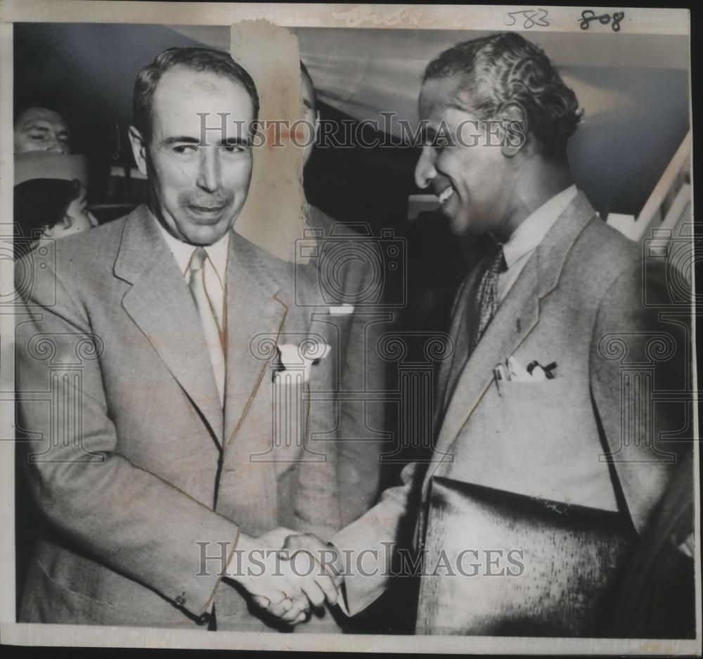 1955 Press Photo Antoine Purdy Shakes Hands w/ V.K. Krishna Menon - neo12248 - Historic Images