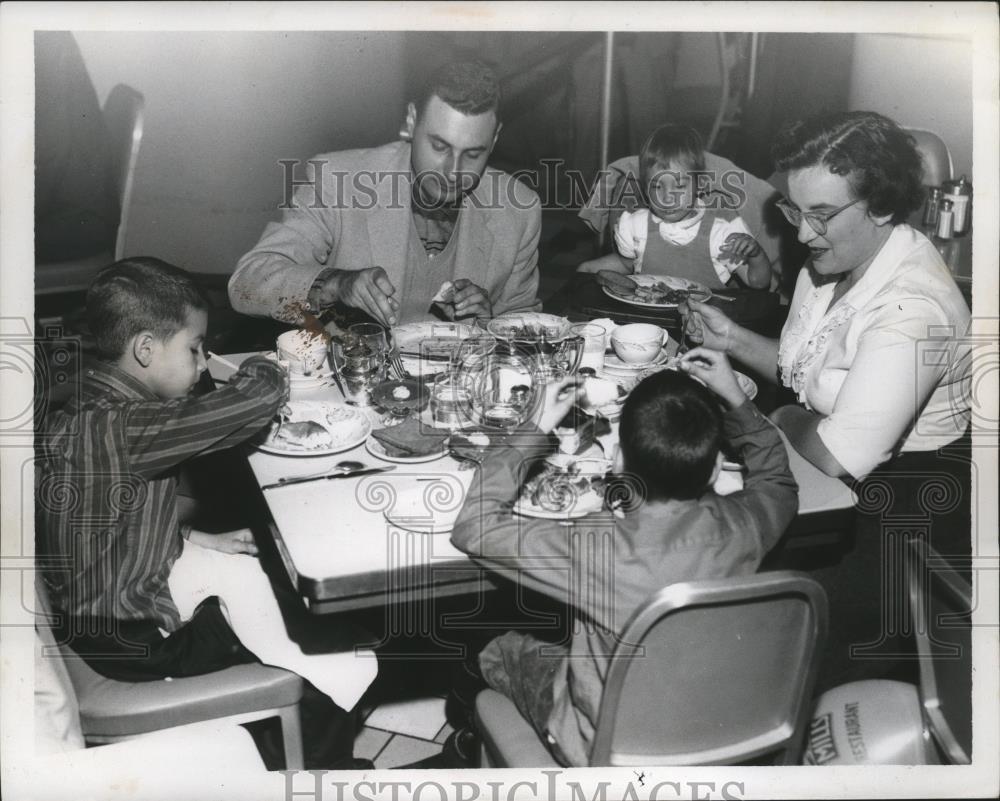 1959 Press Photo Cleveland Mills restaurant Dr &amp; Mrs Marvin Kohn &amp; children - Historic Images