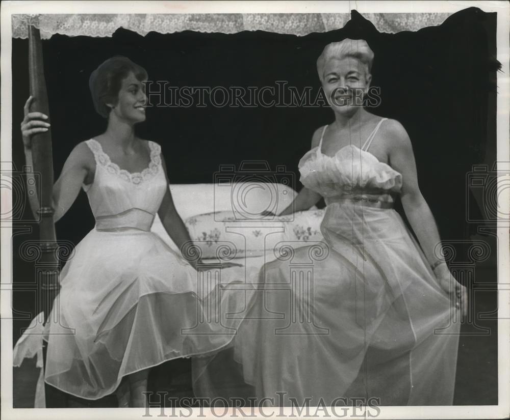 1960 Press Photo Jean Tally &amp; Paige Palmer in lingerie for a exhibit - neo12339 - Historic Images