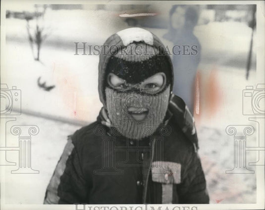 Press Photo Jee Taylor of Hicks School in Cleveland bundled for winter weather - Historic Images