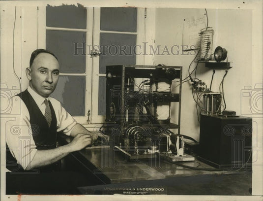 1927 Press Photo CB Hemple of US Bureau of Standards in DC with marker beacon - Historic Images