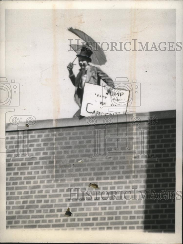 1944 Press Photo Walter Carpenter of University of Minnesota on Physics Building - Historic Images