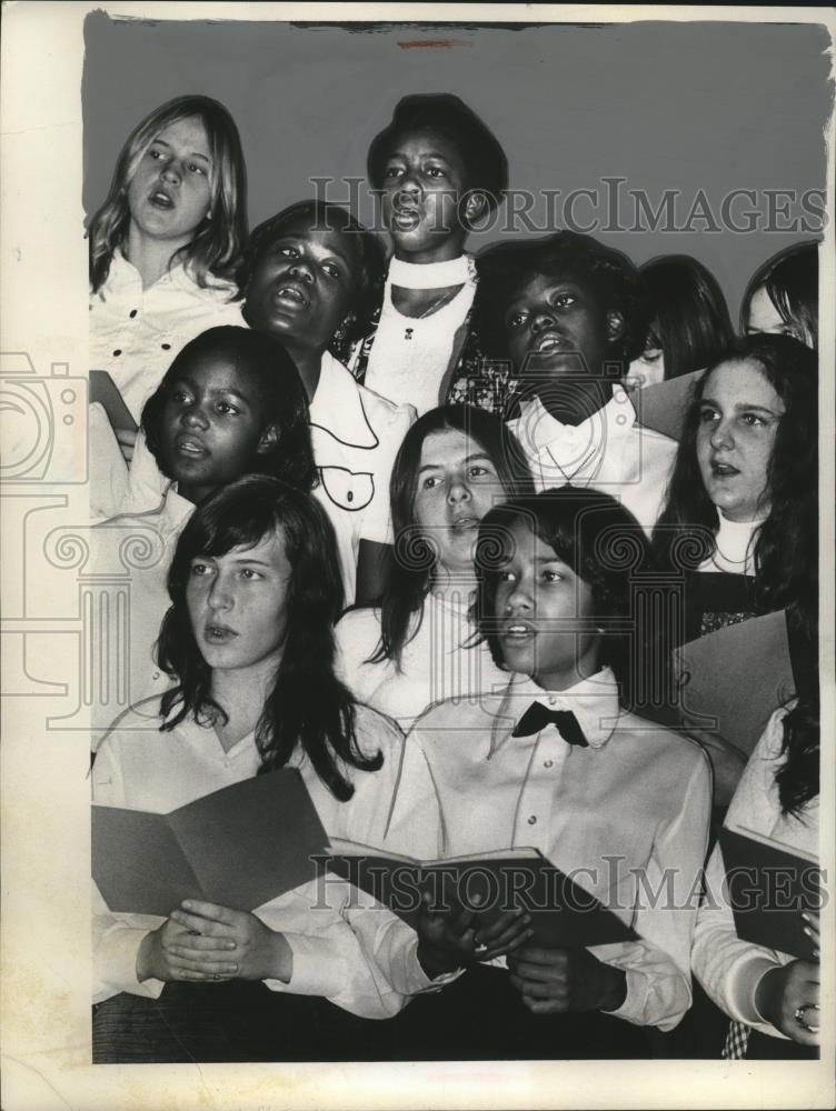 Press Photo A chorus of youngsters in a music performance - neo12751 - Historic Images