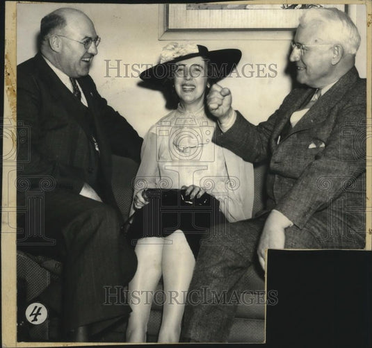 Press Photo BRT president Alexander Whitney, Mrs. Whitney and Martin Qualters - Historic Images