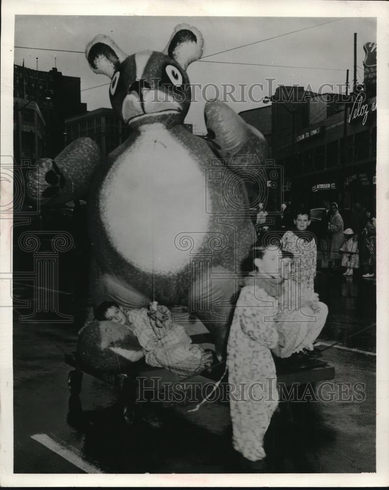 1960 Press Photo Bear 12 Foot Balloon Newark, New Jersey Parade - neo13113 - Historic Images