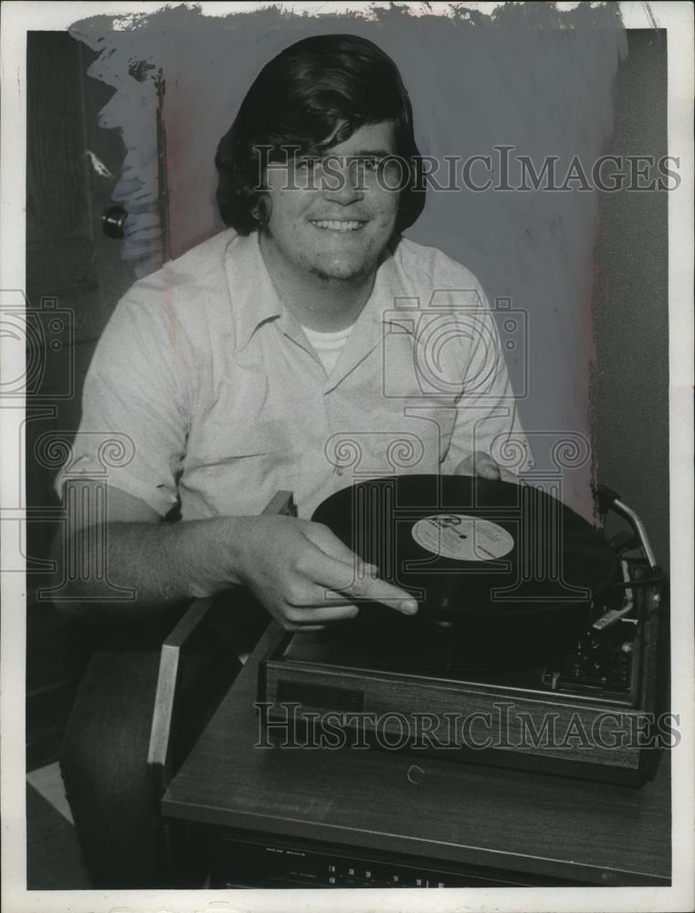 1971 Press Photo Man with Record Player - neo13304 - Historic Images