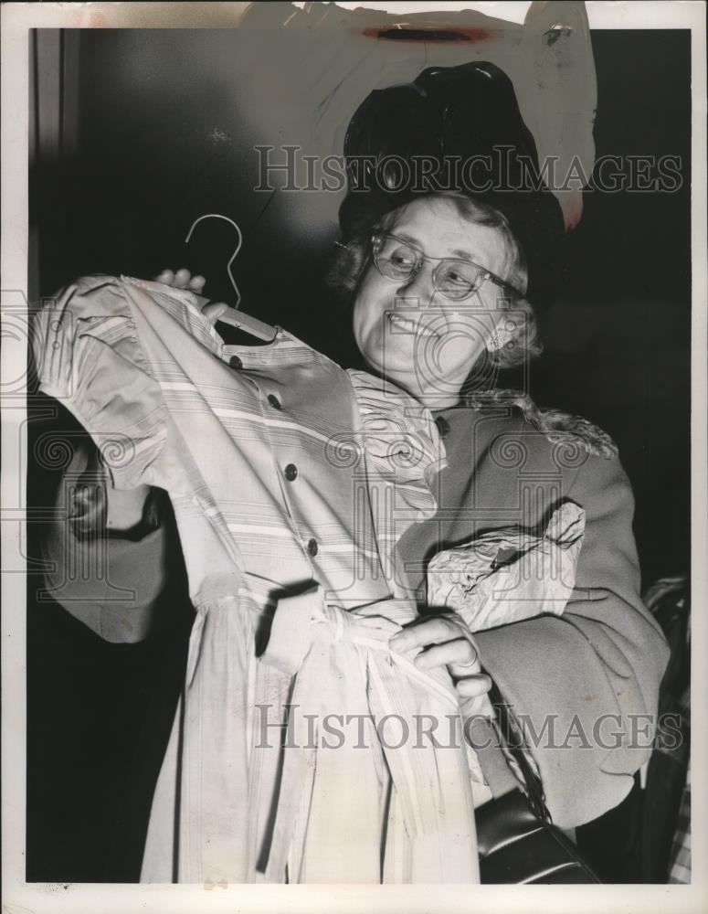 1951 Press Photo Mrs Peter L Tylicki Christmas Shopping, Ohio - neo13361 - Historic Images
