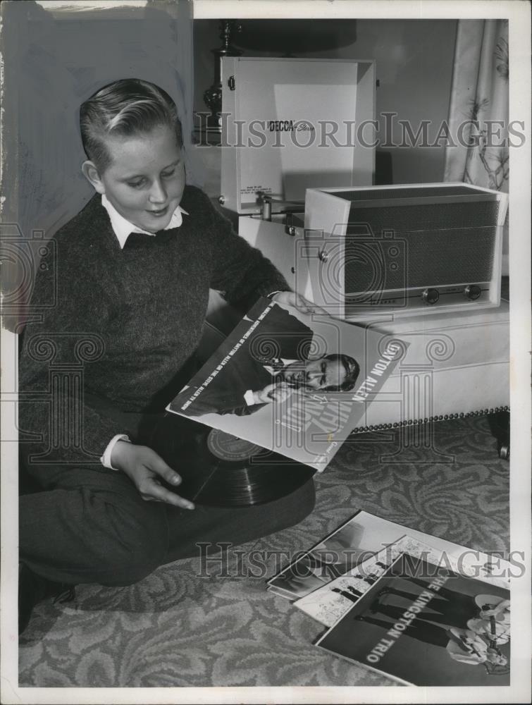 1960 Press Photo Parma School Kid Listening to Dayton Allen Album - neo13440 - Historic Images