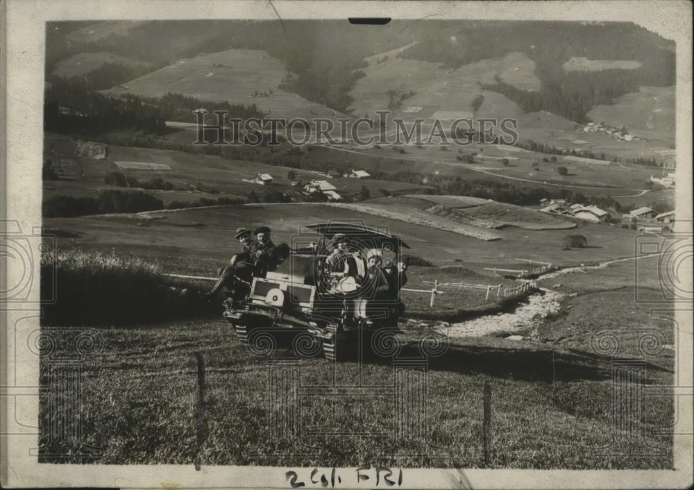 1919 Press Photo War Tank in French Alpine Country  - neo13478 - Historic Images