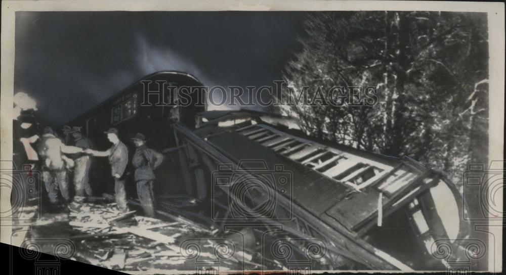 1955 Press Photo Rescue workers at wreck of a train at Steventon England - Historic Images