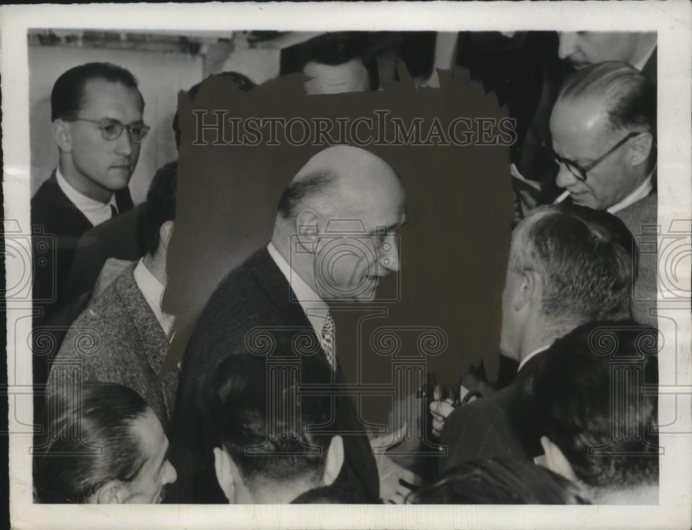 1948 Press Photo Premier Robert Schuman wins French Assembly by slim margin - Historic Images