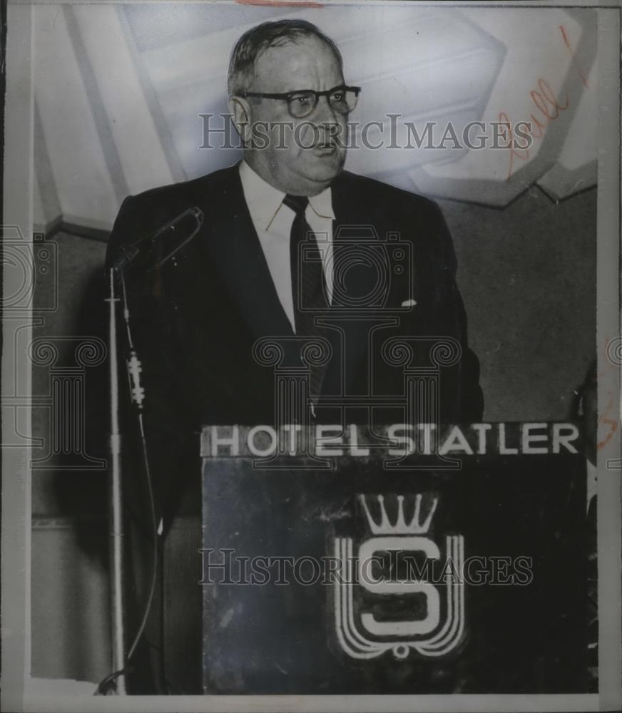 1956 Press Photo Stanley Barnes speaks on anti-trust action at Hotel Statler - Historic Images