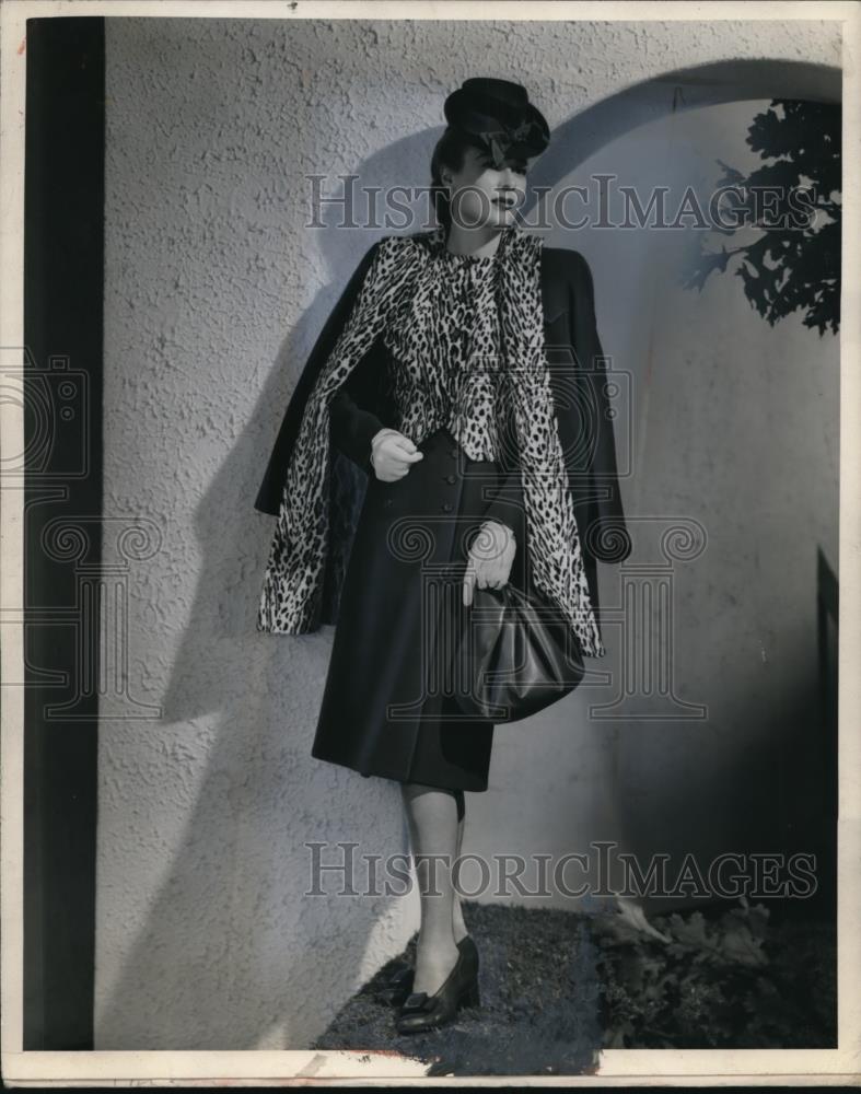 1944 Press Photo Du Pont Company Leopard Print Women&#39;s Outfit - neo14409 - Historic Images