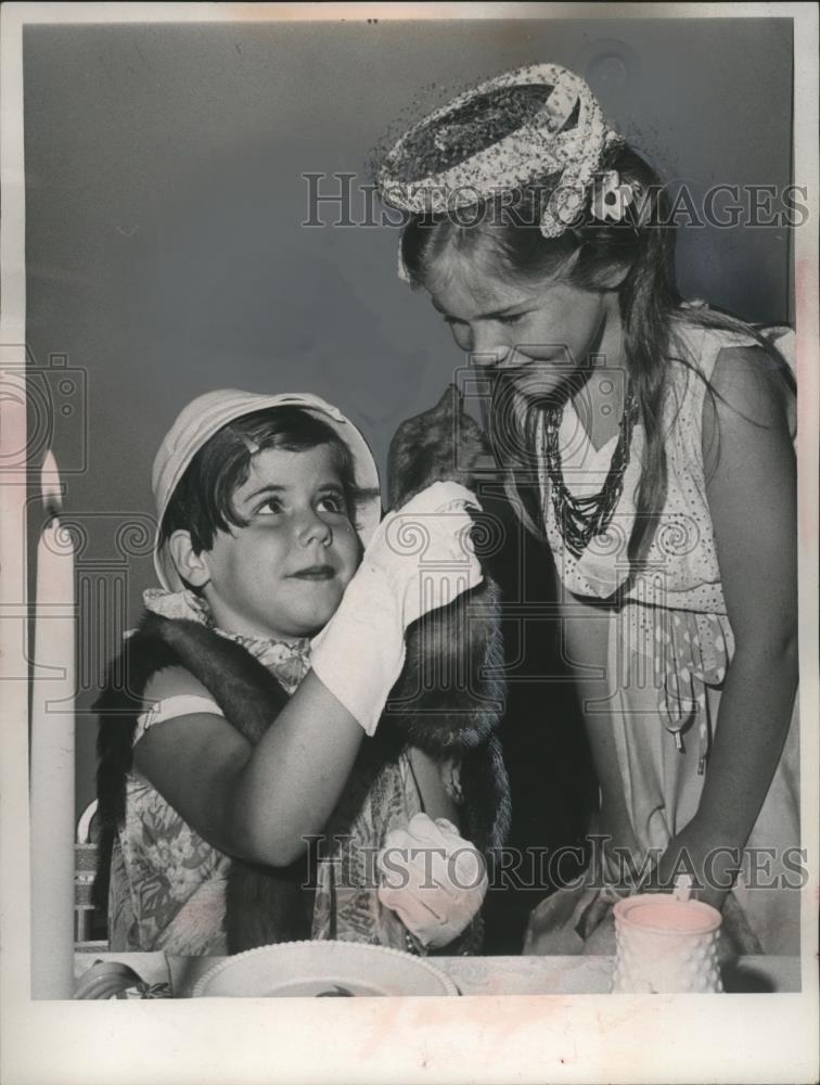 1967 Press Photo Laurel Evans, Audrey Heinen at children's "high society" party - Historic Images