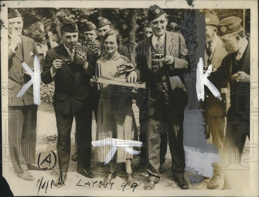 1927 Press Photo Helen Purviance Salvation Army shares donuts with Legionaires - Historic Images