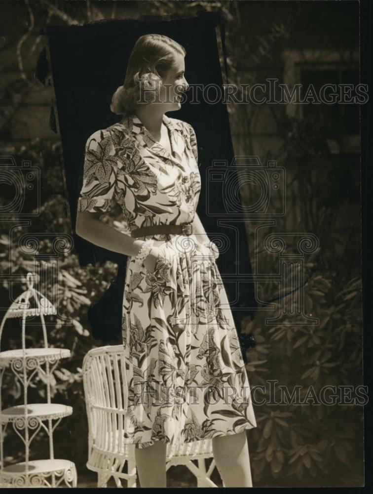 1941 Press Photo Women&#39;s Tigerlily Print Rayon Dress Clothing Fashion - Historic Images