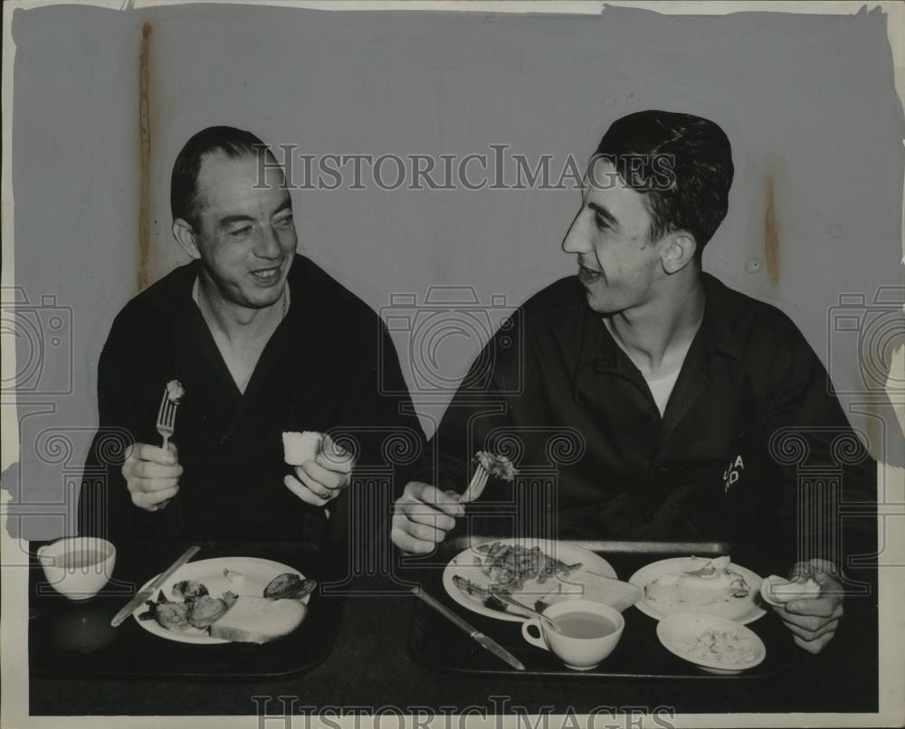 1943 Press Photo Wyndham Davies &amp; John Bandu share a meal - neo16382 - Historic Images