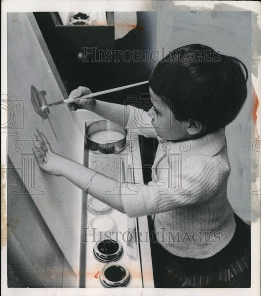 1957 Press Photo Milan Italy child paints for children's Carnival exhibit - Historic Images