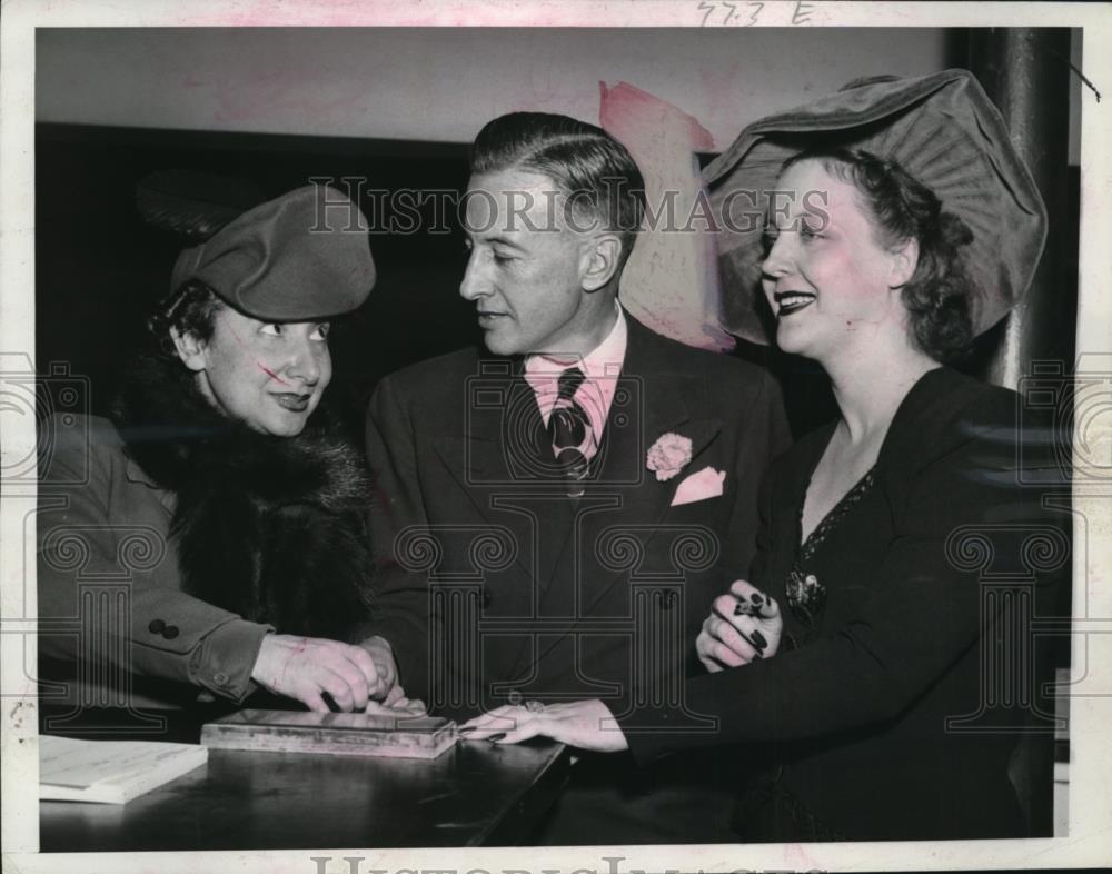 1942 Press Photo Eric Johnson Pledges Support for Stage Door Canteens - Historic Images