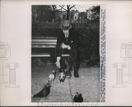 1952 Press Photo Newbold Morris Feeds Pigeons in Lafayette Park after Fired - Historic Images