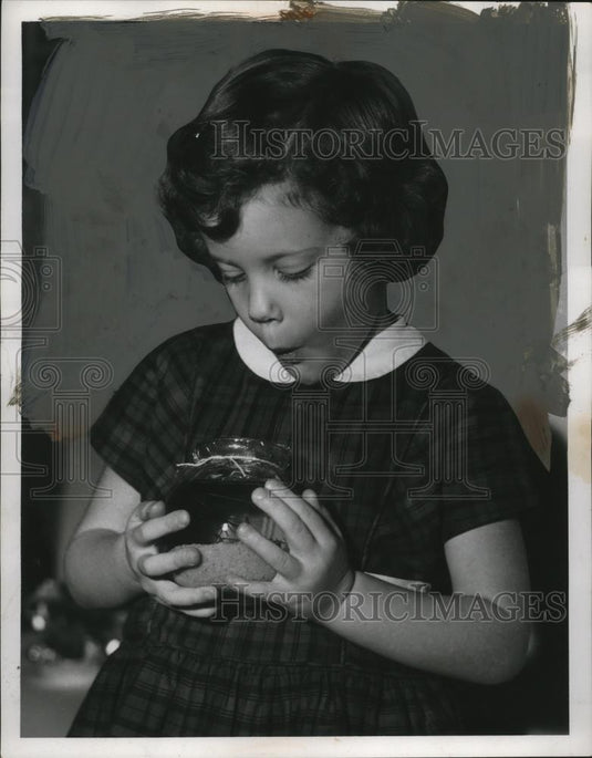1955 Press Photo Gail Yoder Holding Goldfish - neo16952 - Historic Images