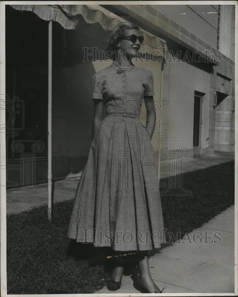 1947 Press Photo A summer weight day dress modeled - neo17131 - Historic Images